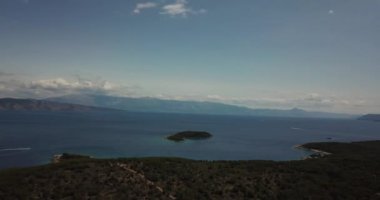 Hırvat kıyılarında tekne gezisi. Makarska Riviera 'dan Hvar ve Brac adasına sür. Sabitlenmiş görüntü.