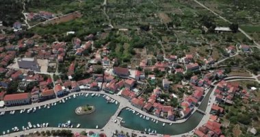 Hırvat kıyılarında tekne gezisi. Makarska Riviera 'dan Hvar ve Brac adasına sür. Sabitlenmiş görüntü.