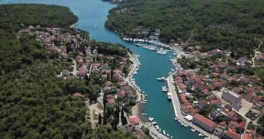 Hırvat kıyılarında tekne gezisi. Makarska Riviera 'dan Hvar ve Brac adasına sür. Sabitlenmiş görüntü.
