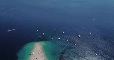 Hırvat kıyılarında tekne gezisi. Makarska Riviera 'dan Hvar ve Brac adasına sür. Sabitlenmiş görüntü.