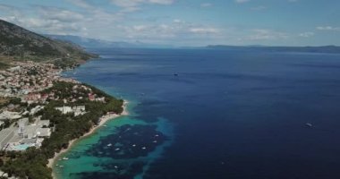Hırvat kıyılarında tekne gezisi. Makarska Riviera 'dan Hvar ve Brac adasına sür. Sabitlenmiş görüntü.