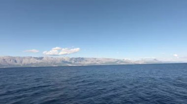 Hırvat kıyılarında tekne gezisi. Makarska Riviera 'dan Hvar ve Brac adasına sür. Sabitlenmiş görüntü.