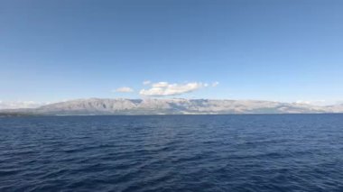 Hırvat kıyılarında tekne gezisi. Makarska Riviera 'dan Hvar ve Brac adasına sür. Sabitlenmiş görüntü.