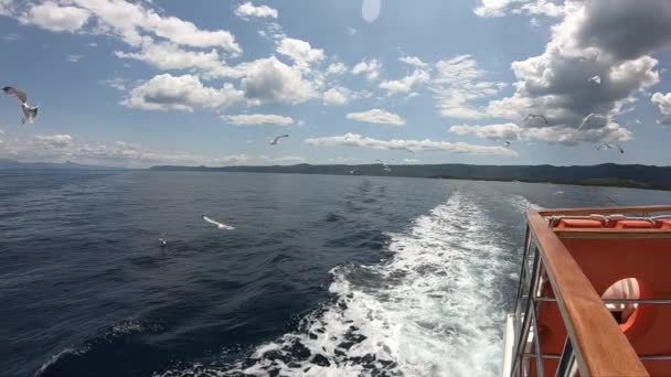 Výlet lodí po chorvatském pobřeží. Cesta z Makarské riviéry na ostrov Hvar a Brač. Stabilizované záběry.