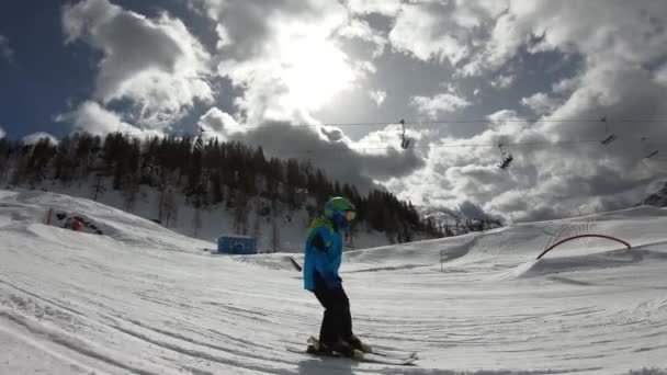 Freestyle Lyžování Malý Chlapec Skáče Snowparku Šestileté Dítě Užívá Zimní — Stock video