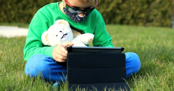 Covid Ragazzo Con Maschera Bambino Che Gioca Fuori Tablet Durante — Video Stock