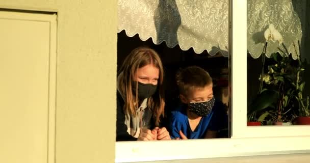 Covid Kinder Fenster Mit Masken Junge Und Mädchen Mit Gesichtsschutz — Stockvideo