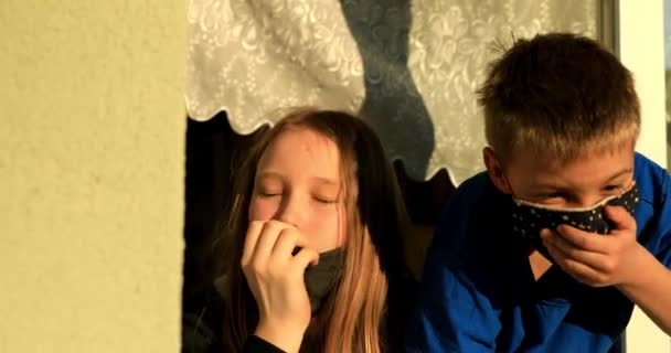 Covid Kinderen Het Raam Met Maskers Jongen Meisje Met Gezichtsbescherming — Stockvideo