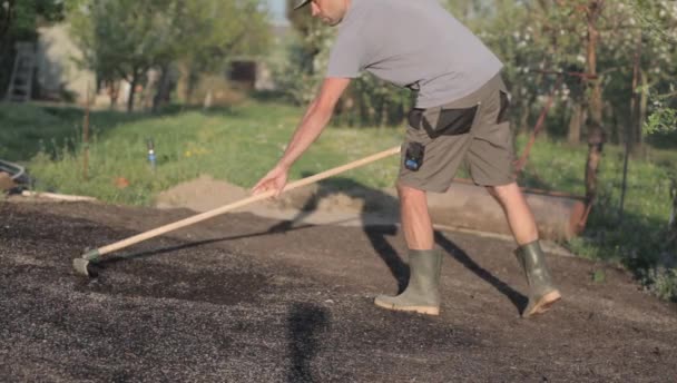 Genç Adam Çim Tohumu Atıyor Bahçeye Yeni Bir Çim Kurarken — Stok video