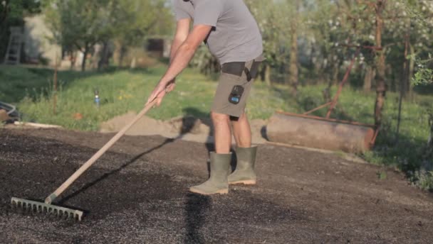 Mladý Muž Hází Semínka Trávy Farmář Při Zakládání Nového Trávníku — Stock video