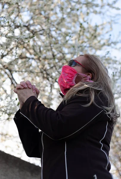 Femme Plein Air Lors Une Pandémie Mondiale Grippe — Photo