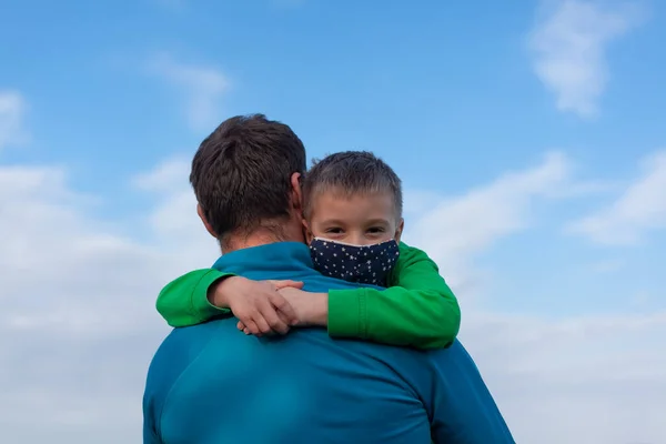 Homem Abraça Uma Criança Durante Uma Pandemia Global Gripe Procurando — Fotografia de Stock