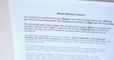 İmzalı sözleşmenin kapanışı. Mülk satın alma, kira. Gayrimenkul anahtarları ve paranın arka planına karşı. Sabitlenmiş görüntü.