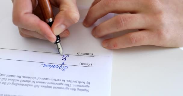 Feche Documento Assinatura Mão Assinar Contrato Com Uma Caneta Tinteiro — Vídeo de Stock
