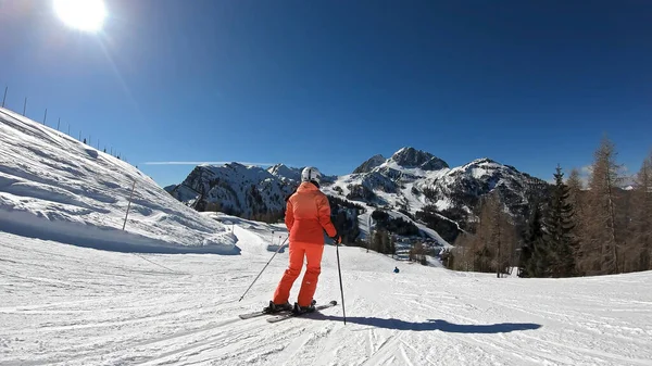 Chica Joven Disfrutando Esquiando — Foto de Stock