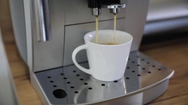 Kahve makinesiyle sade kahve hazırlıyorum. Espresso yapmaya çok yaklaştım. Ağır çekim. Sığ DOF.