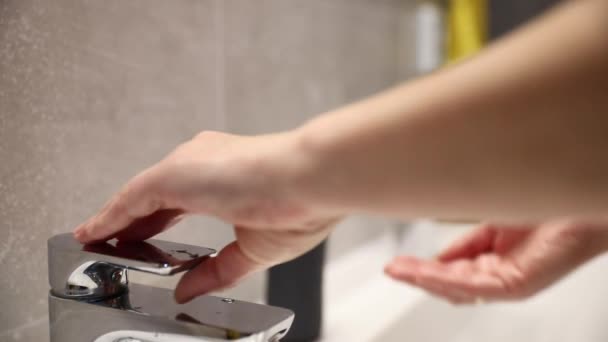 Colpo Lavandino Del Bagno Uso Sapone Disinfettante Pur Mantenendo Una — Video Stock