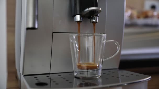 Schwarzkaffee Mit Kaffeemaschine Zubereiten Nahaufnahme Der Herstellung Von Espresso Zeitlupe — Stockvideo