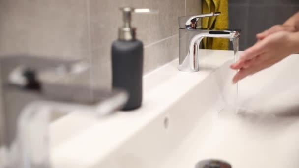 被浴室的水槽射中了使用肥皂和消毒剂 同时保持良好的卫生习惯 病毒流行时的好习惯 稳定录像 — 图库视频影像