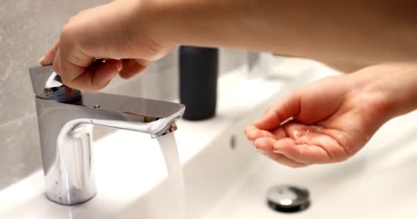 Skjuten Ett Handfat Användning Tvål Och Desinfektionsmedel Samtidigt Som God — Stockvideo