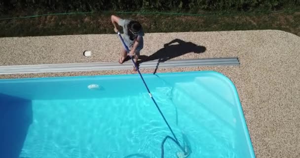 ホームプールの掃除女性はプールを吸い 掃除します 空中から見た季節の作品 — ストック動画