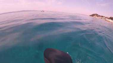 Kürek tahtasının su altı görüntüsü. Bir kürek tahtasının altına yakın çekim..