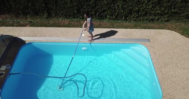 Schoonmaken Van Het Zwembad Vrouw Zuigt Reinigt Het Zwembad Seizoensarbeid — Stockvideo
