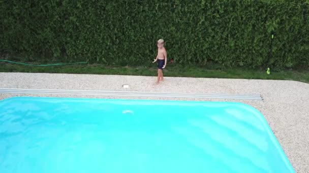 Мальчик Играет Домашнем Бассейне Вид Воздуха Ребенка Наслаждающегося Летней Погодой — стоковое видео