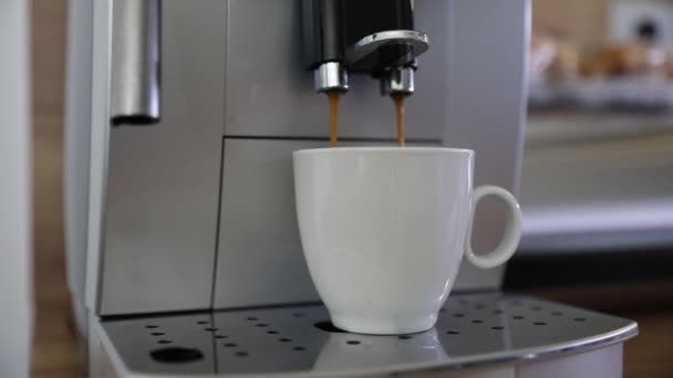 コーヒーマシンでブラックコーヒーを準備します エスプレッソを作ることの閉鎖 スローモーション 浅いDof — ストック動画