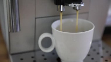 Kahve makinesiyle sade kahve hazırlıyorum. Espresso yapmaya çok yaklaştım. Ağır çekim. Sığ DOF.