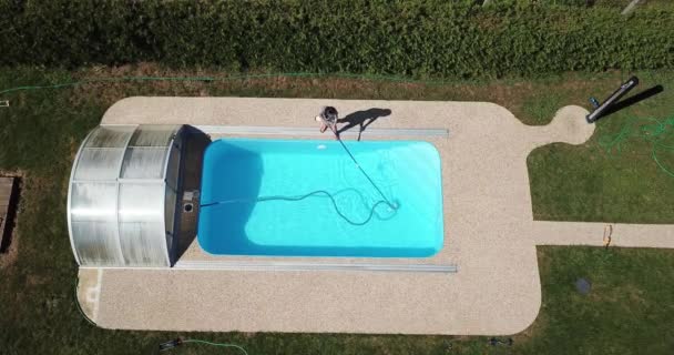 打扫家里的便池 这个女人吸吮和打扫游泳池 从空中角度进行季节性工作 — 图库视频影像