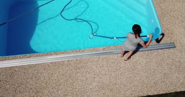 ホームプールの掃除女性はプールを吸い 掃除します 空中から見た季節の作品 — ストック動画