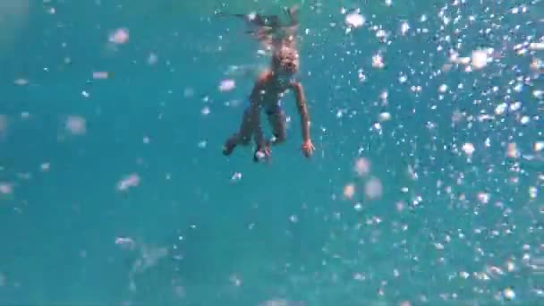海に沈む小さな男の子ダイビングの少年のスローショット スローモーション 水中撮影 — ストック動画