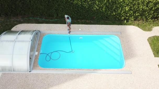 这个人吸吮和清理游泳池 从空中角度进行季节性工作 — 图库视频影像