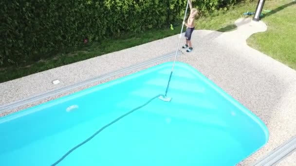 Pulire Piscina Casa Bambino Succhia Pulisce Piscina Lavoro Stagionale Una — Video Stock