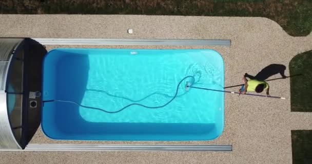 Man Zuigt Reinigt Het Zwembad Seizoensarbeid Vanuit Een Luchtperspectief — Stockvideo