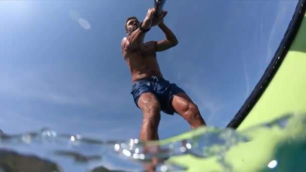Joven Paddleboard Unconventional Tiro Hombre Remando Cámara Montada Una Paleta — Vídeos de Stock