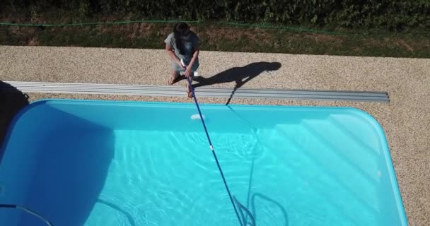 Rengøring Poolen Kvinden Suger Renser Swimmingpoolen Årstidsbestemt Arbejde Fra Luften – Stock-video