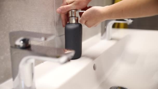 Postřelen Umyvadlem Koupelně Používání Mýdla Dezinfekčního Prostředku Při Zachování Dobré — Stock video