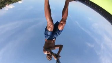 Delikanlı kürek çekiyor. Kürek çeken bir adamın alışılmadık bir görüntüsü. Kamera bir küreğe monte edildi.