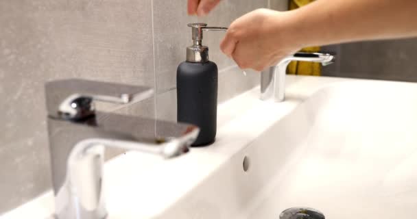 Banyo Lavabosundan Hijyen Sağlarken Sabun Dezenfektan Kullanımı Virüs Salgınında Iyi — Stok video
