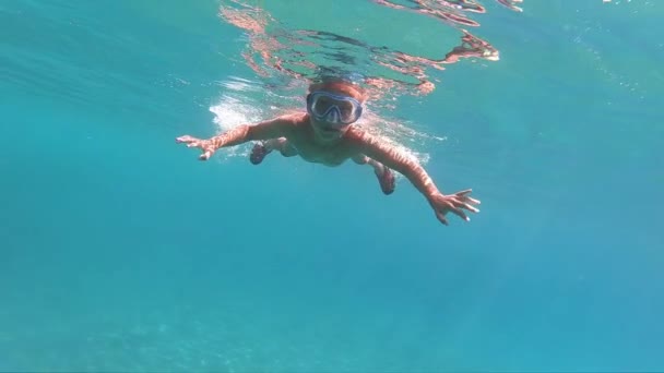 Petit Garçon Coulant Dans Mer Coup Feu Garçon Plongeur Ralenti — Video