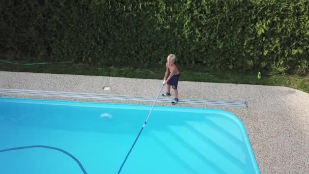 Limpieza Piscina Casera Niño Chupa Limpia Piscina Trabajo Estacional Desde — Vídeo de stock