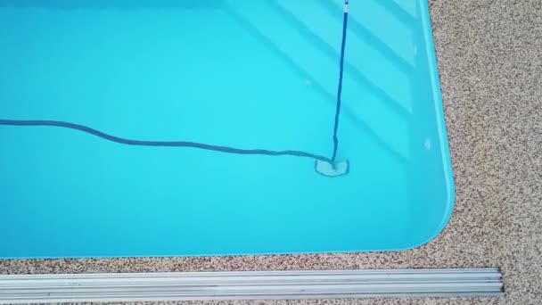 Der Mann Saugt Und Reinigt Das Schwimmbad Saisonarbeit Aus Der — Stockvideo