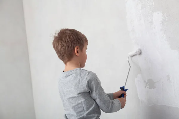 Niño Pequeño Mientras Pinta Las Paredes Habitación —  Fotos de Stock