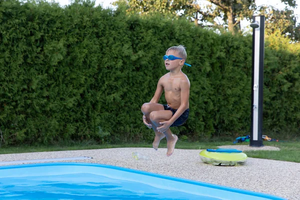 Junge Springt Ins Wasser — Stockfoto
