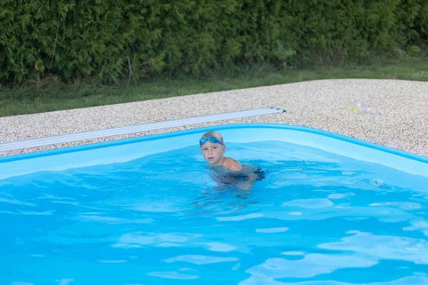 Menino Está Aprendendo Nadar — Fotografia de Stock