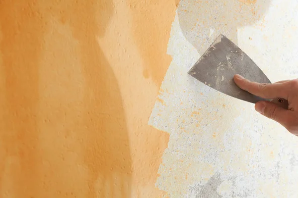 Raspando Gesso Velho Aplicando Novo Reconstrução Uma Nova Casa — Fotografia de Stock