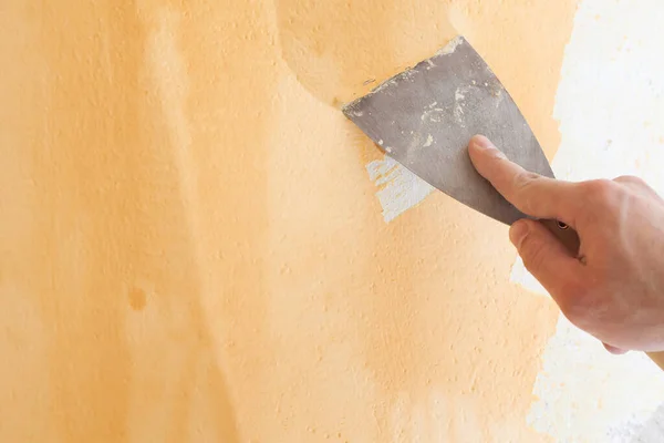 Raspando Yeso Viejo Aplicando Nuevo Reconstrucción Una Casa Nueva —  Fotos de Stock