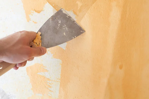 Raspando Gesso Velho Aplicando Novo Reconstrução Uma Nova Casa — Fotografia de Stock